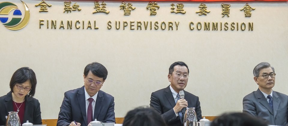 金管會主委顧立雄親率2位副主委,以及銀行局、保險局、證期局局長舉行新春記者會,發布2020年施政重點。(攝影/李靜宜)