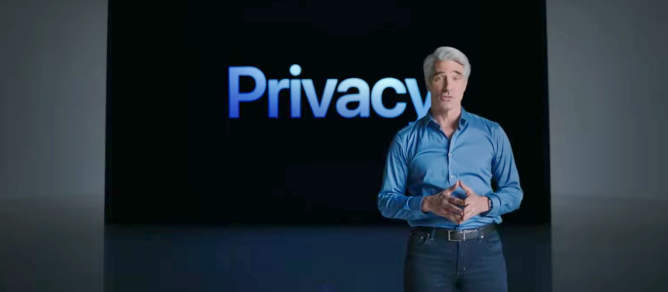 蘋果軟體工程高階副總裁Craig Federighi,在今年的WWDC大會上重聲:「在蘋果,我們相信隱私是用戶的基本人權。」同時,也發布一系列iOS 15新隱私功能,以隱私貫穿產品發布,成為整場發佈會最大亮點。(圖片來源/蘋果)