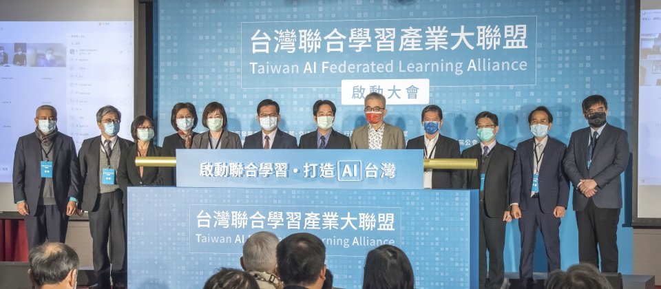 國發會協同科技部、交通部等5大部會及產官學,成立臺灣聯合學習產業大聯盟,要將聯合學習,從醫療擴大運用到其他各產業,初期已有PChome、Line、南山人壽、研華科技在內等30多家業者加入。(攝影/翁芊儒)