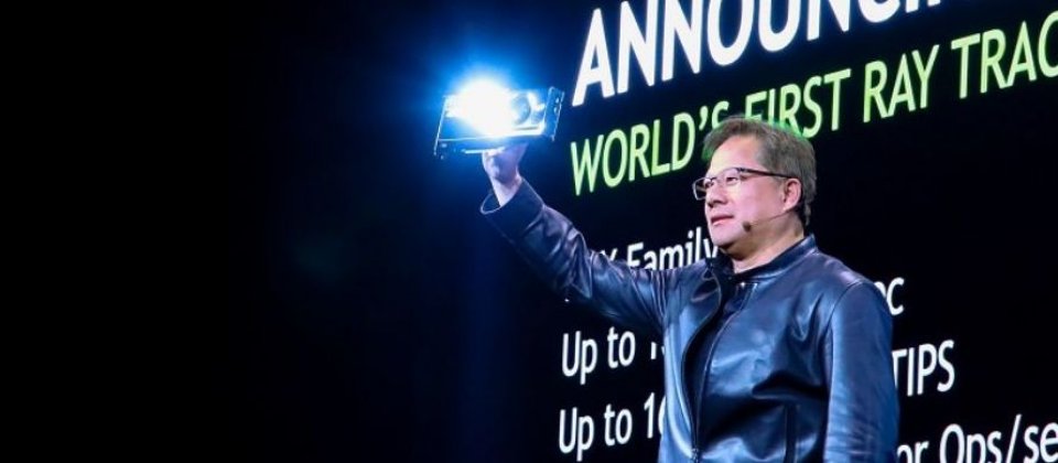 Nvidia執行長黃仁勳展示基於光線追蹤GPU架構Turing的繪圖卡。