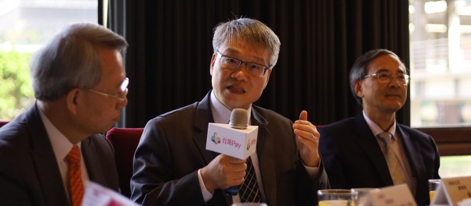 財金公司董事長林國良(中)。