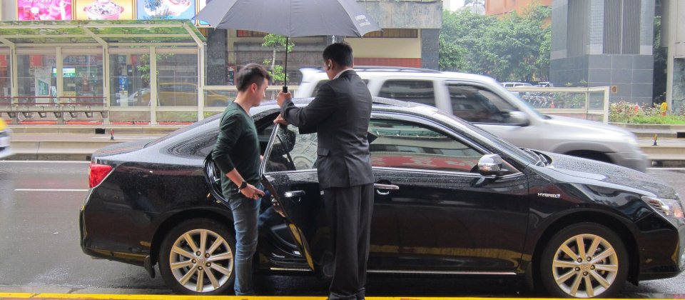 Uber今年5月推出的平價叫車服務Uber X,收費和小黃(計程車相近),但強調貼心的乘車服務,例如雨天時打傘為乘客開啟車門。