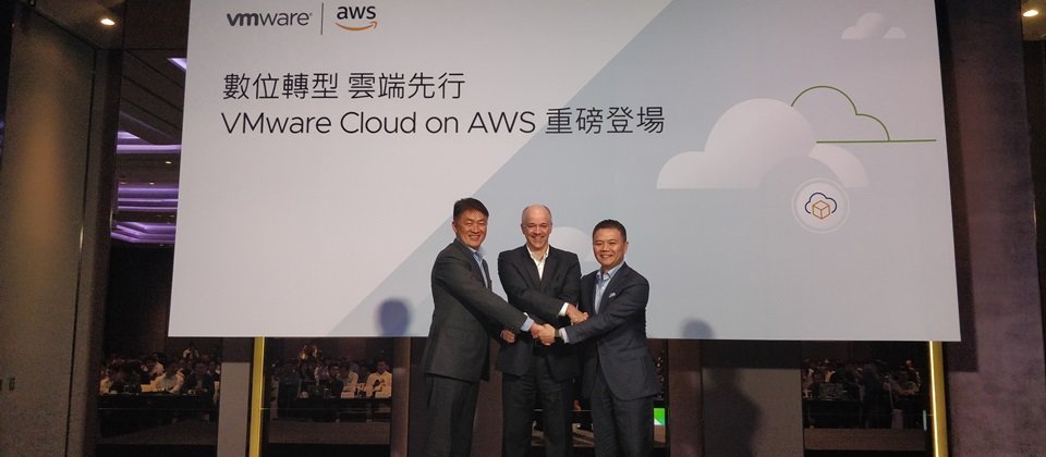 VMware於今日宣布,VMware Cloud on AWS正式可在臺灣使用,左起VMware臺灣總經理陳學智、VMware亞太及日本地區雲端事業部副總裁David Bate、AWS臺灣暨香港總經理王定愷。