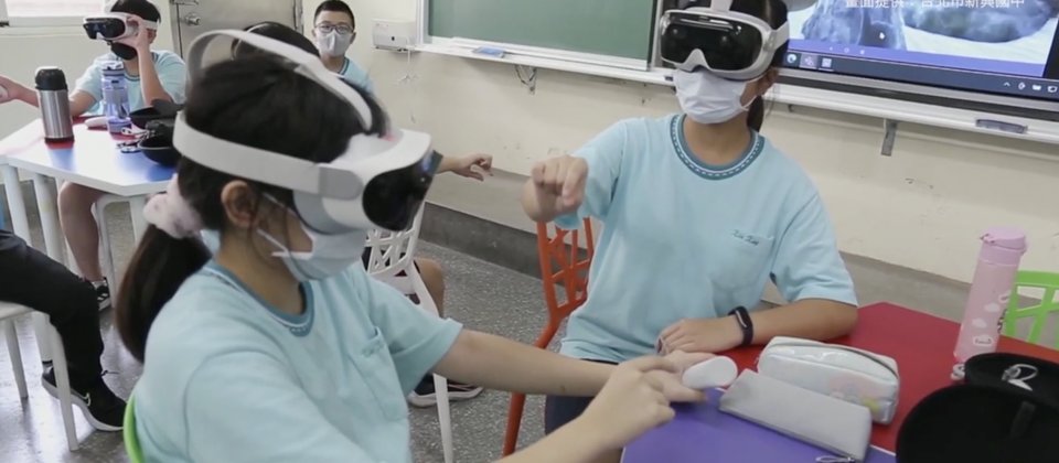 5G示範學習計畫,讓學生戴上VR裝置,進入虛擬的VR學習環境中,並透過偵測手勢操控在虛擬世界中互動。