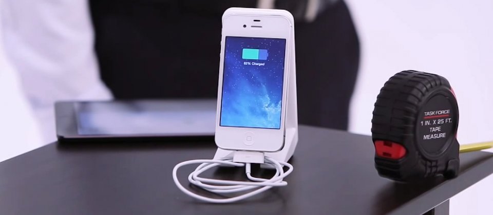 過去iPhone可使用配件間接支援無線充電,分析師預期今年新一代iPhone將直接支援無線充電功能。示意圖,與新聞事件無關。