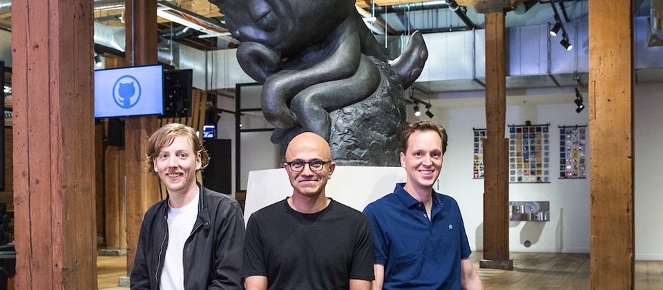 左邊是Github共同辦人Chris Wanstrath,中為微軟執行長Satya Nadella,右邊則是GitHub未來的新執行長Nat Friedman
