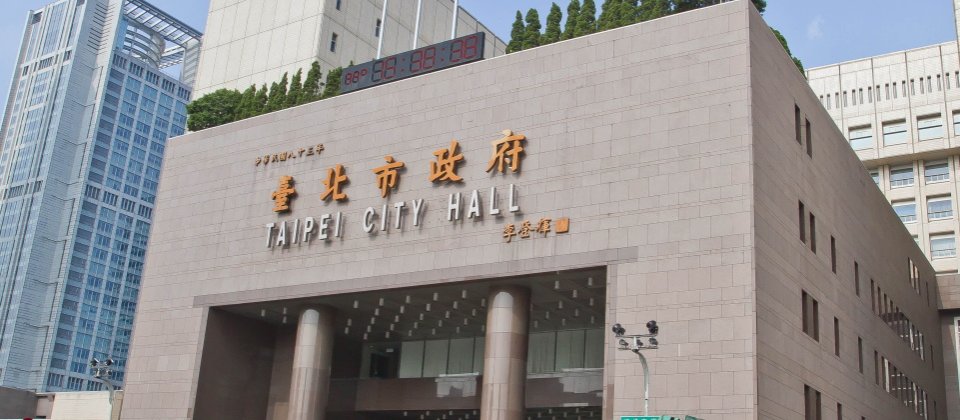 內政部將自然人憑證行動化後,臺北市政府今年中將在內部的公文系統先導入行動憑證,讓公務人員在外使用手機就能簽核公文。(圖片來源/臺北市政府)