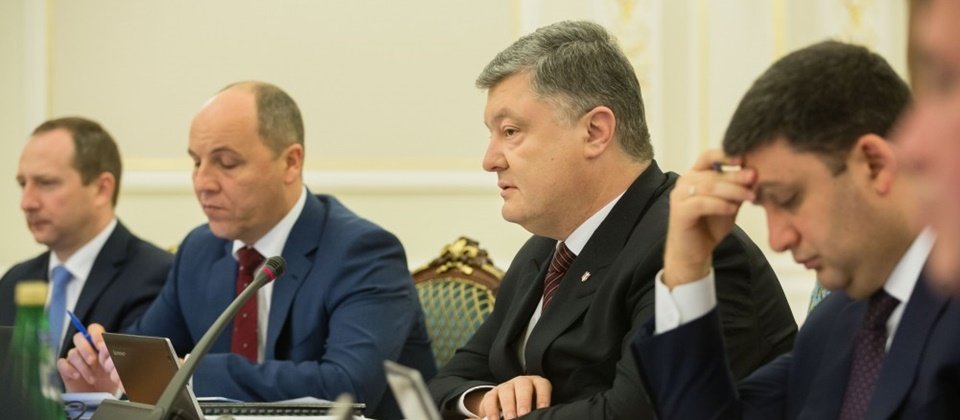 烏克蘭總統Petro Poroshenko（圖左三）週四主動對外透露了，烏克蘭遭遇了來自俄羅斯的大量網路攻擊