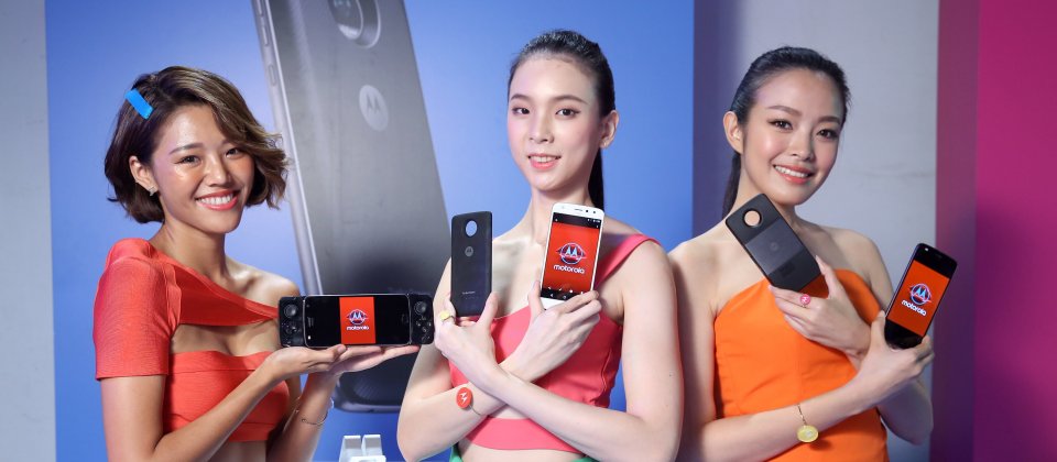 Motorola Z2 Play和去年推出的Z、Z Play一樣,均可搭配Moto Mods模組,讓手機化身為掌上遊戲機的搖桿模組(左),搭配快充電池模組(中)延長手機使用時間,或使用投影模組(右)成為行動投影機。