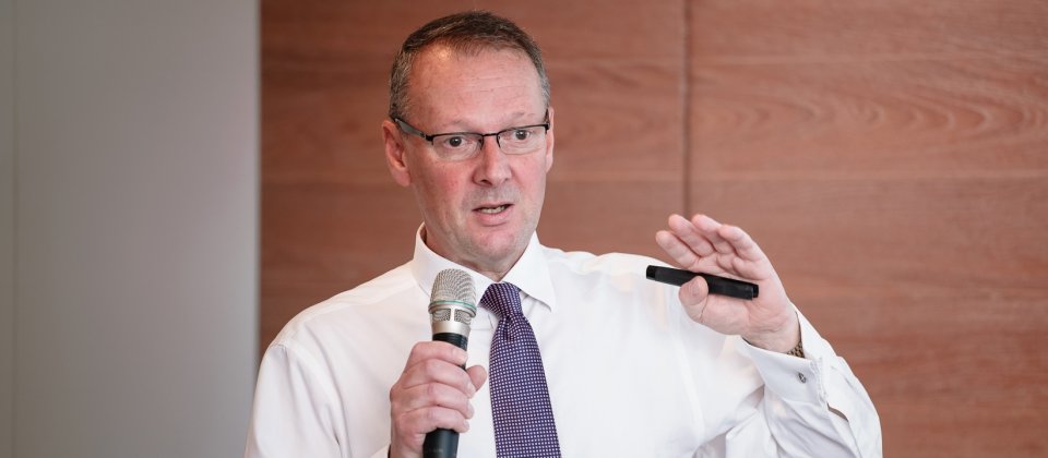 IBM負責Lloyds業務的IBM客戶合夥人暨全球Thought Machine業務領導人Simon Ward,近日來臺分享Lloyds數位轉型的階段性發展,及上雲的歷程。