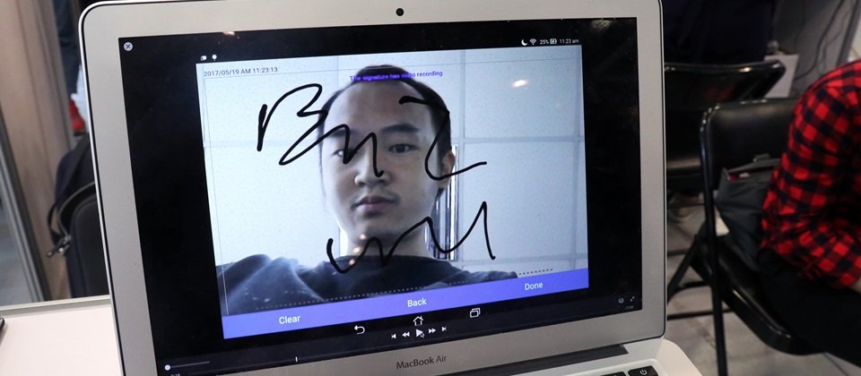 雲想科技推出的影像電子簽章SelfieSign,將電子化簽名結合同步動態影像紀錄,完整記錄簽署過程的人、事、時、地和物,確認本人簽署的意願行為,減少爭議及詐騙。(攝影/黃郁芸)