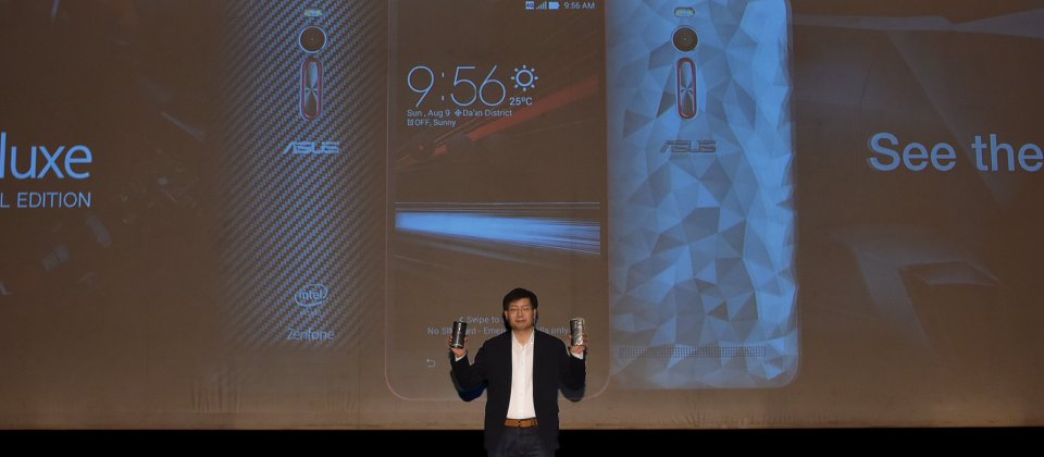 華碩執行長沈振來在巴西發表擁有256GB超大儲存容量的Zenfone 2 Deluxe特別版。