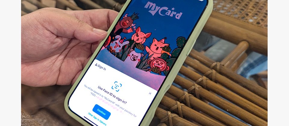 智冠科技針對MyCard App推出FIDO生物辨識機制,當用戶啟用這項功能,在iPhone手機使用Face ID登入時,就會以基於FIDO2標準的Passkey進行無密碼登入。(攝影/羅正漢)