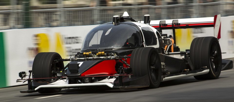由Formula E電動方程式舉辦的Roborace無人駕駛車大賽,最近在阿根廷舉行賽前的測試賽,以兩輛無人駕駛的電動車展開高速競賽,其中一輛車還創下將近兩百公里時速的最快記錄,不過比賽最後只有一輛車全程完賽,另一輛則因途中自撞而退賽。