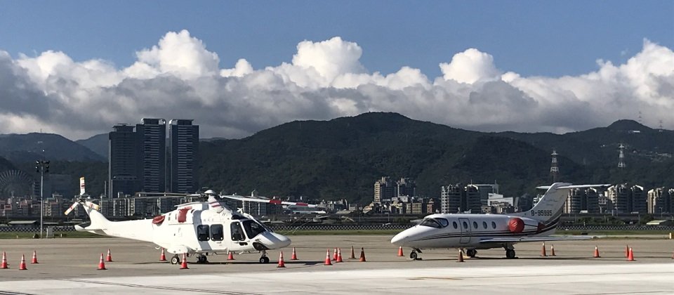 15年來,衛福部空中轉診後送服務,皆由全天候進駐在國家搜救指揮中心的空審中心,進行後送審核與評估後,通知內政部空勤總隊或是民間駐地單位派遣航空器,負責運送病患至緊急醫療後送醫院進行治療。(圖片來源/衛福部)