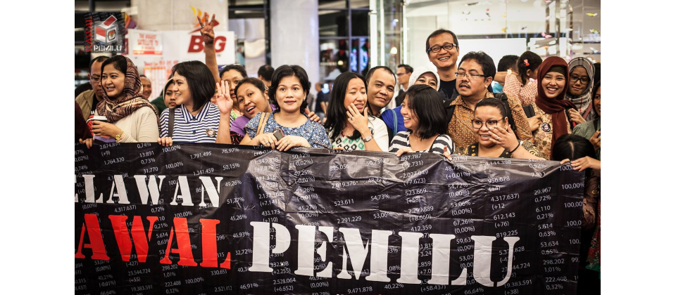 印尼民間組織於2014年發起Kawal Pemilu(中譯:捍衛選舉)專案,將公民科技與印尼選舉委員會(KPU)釋出的選舉資料結合,並將它運用在當年印尼總統大選上,讓公民能夠經由網路比對官方投票結果與民間依據數位化後選票資料計算的結果,來確保選舉開票過程是公正透明,以防止政府黑箱作業。(圖片來源/Kawal Pemilu)
