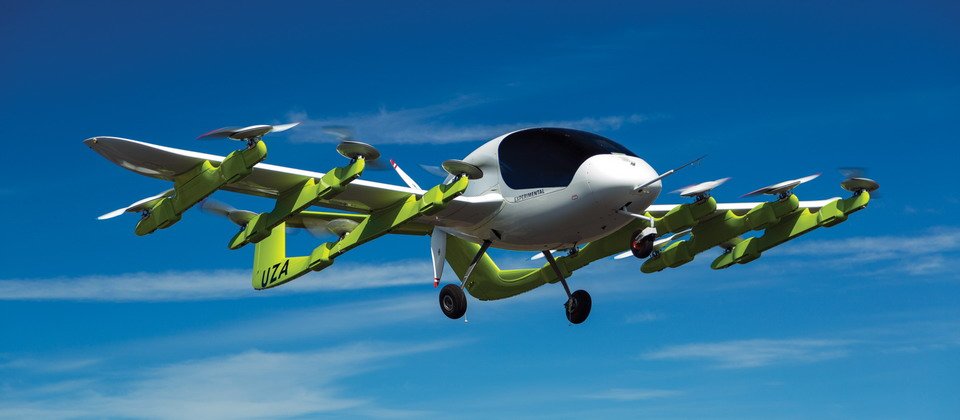 外型有如輕型飛機的自駕空中計程車Cora,可像直升機般垂直起降,並內建了自駕軟體,可在專業人員監督下飛行,最多能乘坐兩人,單次充電可飛行100公里的距離,時速最高達150公里。