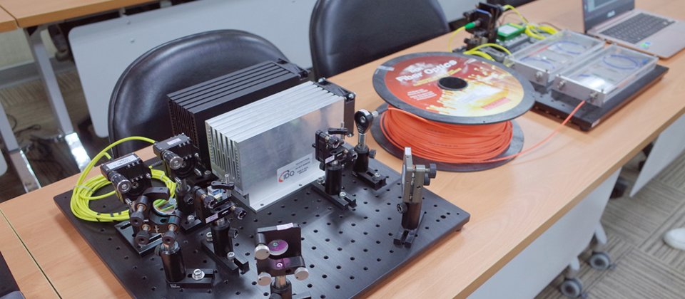 量子運算讓傳統加密出現危機,而量子加密通訊則以量子力學原理,而非數學複雜度,來安全產生密碼或金鑰。近日,清大前瞻量子科技研究中心團隊公布初步研究成果,並徹底解說其運作。(攝影/羅正漢)