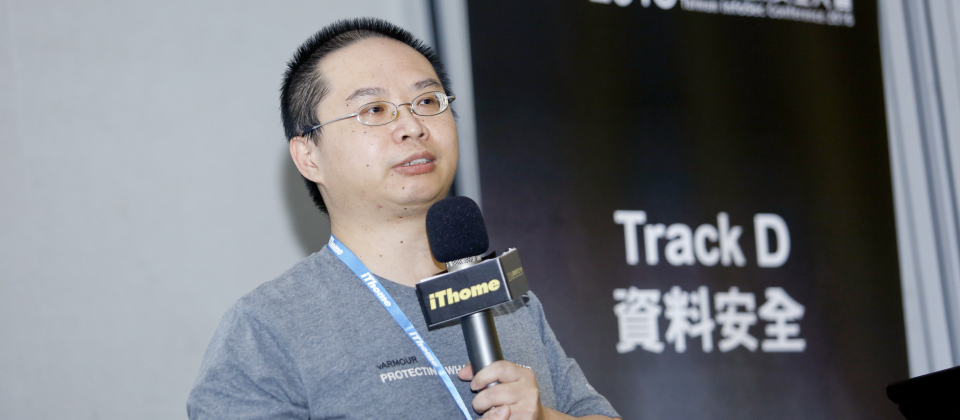 臺灣vArmour安連網路資安技術顧問徐千洋表示,企業應該要避免IT人員兼任資安任務,避免球員兼裁判,反而會掩飾企業面臨的資安風險。