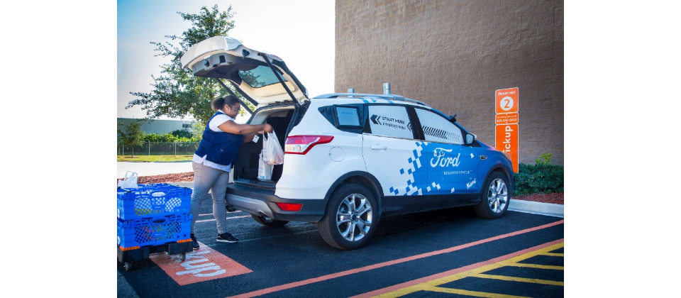 臺灣2019年開放自駕車合法上路測試後,也將衝擊車廠以外的其他產業,如美國大型實體零售商沃爾瑪2018年底測試自駕車送貨到家服務,提供顧客新的送貨到府作法,未來也有機會在臺灣跟進試驗。(圖片來源/福特)