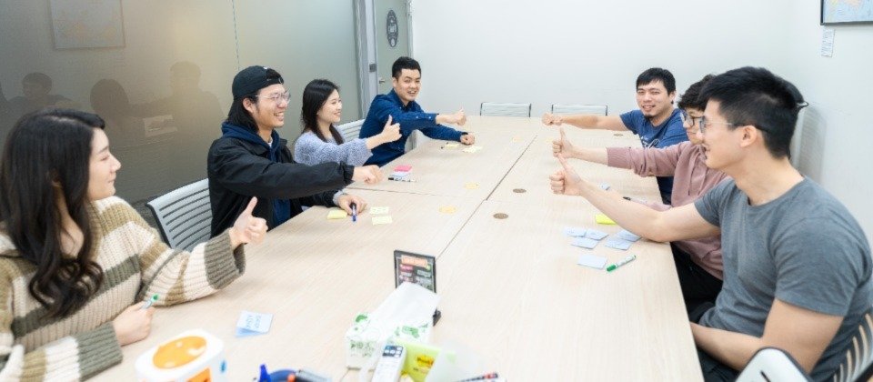 鈦坦評審團小組，透過認可決的方式（拇指往上表示同意、拇指橫向表示反對）決定是否通過候選人升遷