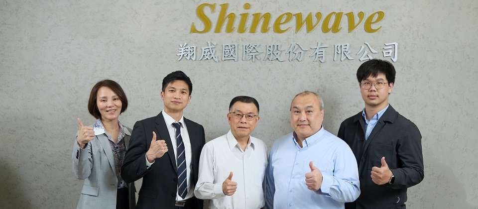 左起叡揚資訊系統直屬事業處處長何玉雲、資深業務代表張敬、翔威國際總經理游俊樺、技術長鄧姚文、以及叡揚資訊系統直屬事業處系統工程師林祐毅