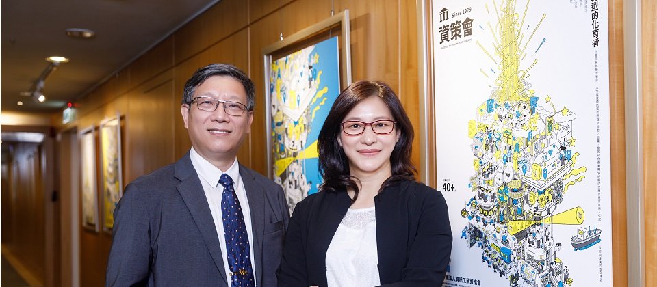 資策會數位教育研究所所長張育誠(左)、資策會資安科技研究所所長何玲玲(右)