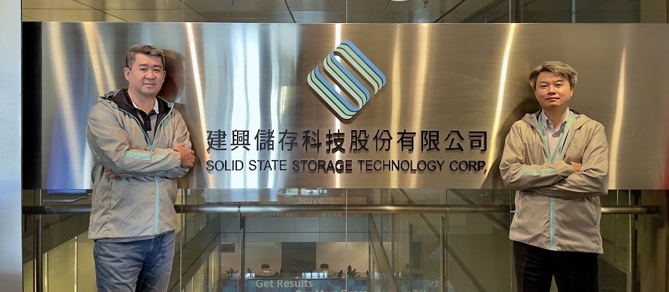 建興決定超前部署 Akamai Web 應用程式防火牆 ( WAF ) , 維持高效穩定的經營機制 。 上方圖片分別為資訊處 副處長 張嘉彥(左)與 資訊處網通系統部 經理 黃敏洲(右)。