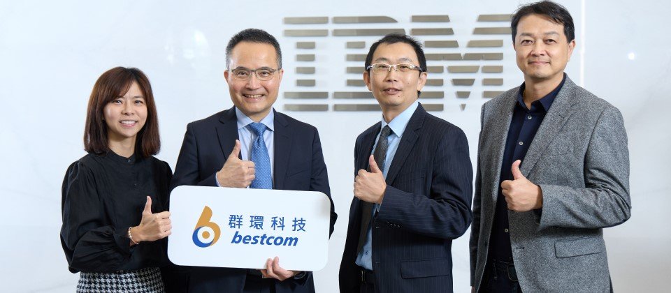 左起：台灣IBM硬體事業群總經理陳孝綸、群環科技總經理萬文凱、台灣IBM生態事業群總經理闕志銘、台灣IBM資深業務協理謝俊哲