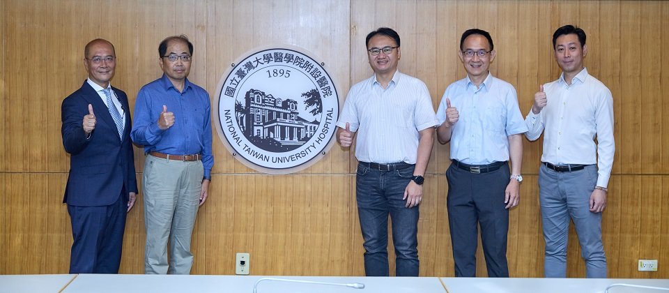 (從左至右)精誠資訊:企業數位服務事業部 余育宗 副總、臺大醫院:資訊室 尚榮基 協理 臺大醫院:資訊室 陳權忠 主任、亦思科技:江孟峰 執行長、Qlik 原廠: 林中雨 企業客戶總監