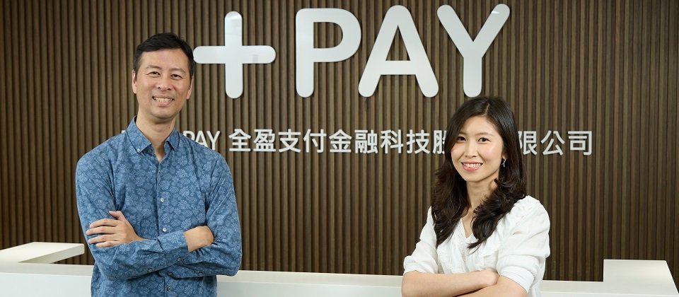 左起為全盈支付資訊科技處 資訊長鍾明峰、系統服務部 主任工程師許馨云