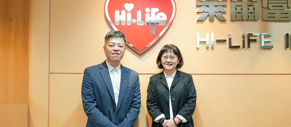 (右)萊爾富資訊總處資訊長葉馥蘭與(左)奧義智慧執行長吳明蔚熱情交流,對於未來加深合作充滿信心與期待。