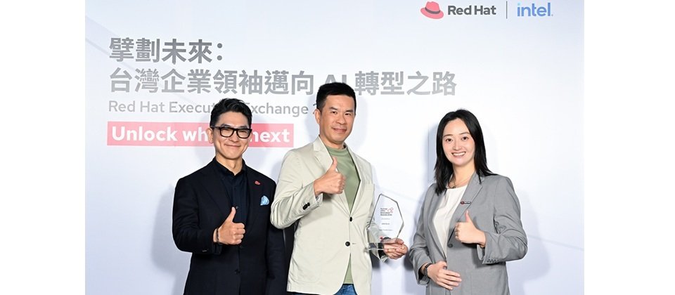 LINE Bank 在 2025 年 Red Hat 亞太區創新獎的數位轉型類別中脫穎而出;由左至右為:Red Hat 全球副總裁暨大中華區總裁曹衡康、LINE Bank 資訊長翁銘壯以及 Red Hat 台灣區總經理孫媛音。