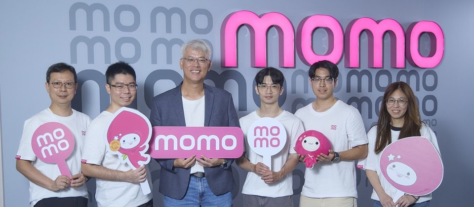 momo 電商系統研發一處處長 何銘華(左3)及其團隊,負責整體 momo 電商平台功能的研發與創新