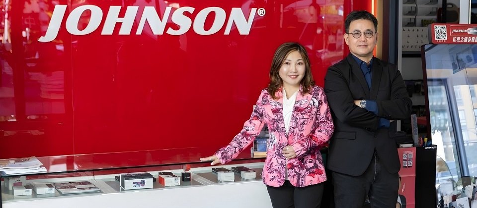 精誠軟體提供全方位 IT 服務,協助喬山佈局國際市場。左起精誠軟體陳郁郁副總經理、喬山健康科技集團資訊陳卓勳副總經理