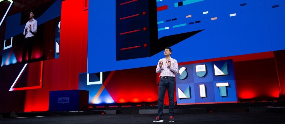 Red Hat 宣布推出 Ansible Lightspeed with IBM Watson Code Assistant,其為 Ansible 自動化的全新生成式 AI 服務,協助驅動企業一致且精準地導入自動化。圖為 Red Hat 資深副總裁暨產品長 Ashesh Badani。