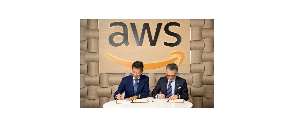 博弘雲端總經理何冠⽣ (左) 與 AWS 台灣暨香港總經理王定愷 (右) 共同簽署台北區域戰略合作協議