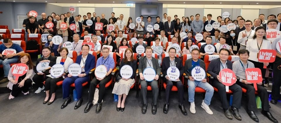 資策會今(5)日舉行Living Lab+Open Day開幕活動,共有40家廠商參與、逾30項展示,帶領體驗者「穿越未來」,搶先感受創新科技的獨特魅力。圖為與會貴賓合影,前排右起為:資策會副執行長楊仁達、資策會副執行長蕭博仁、臺北自來水事業處科長朱聖心、臺北自來水事業處處長范煥英、資策會執行長卓政宏、數位發展部主任秘書胡貝蒂、經濟部中小及新創企業署主任秘書謝戎峰、資策會軟體院院長蒙以亨及資策會數轉院院長林玉凡。