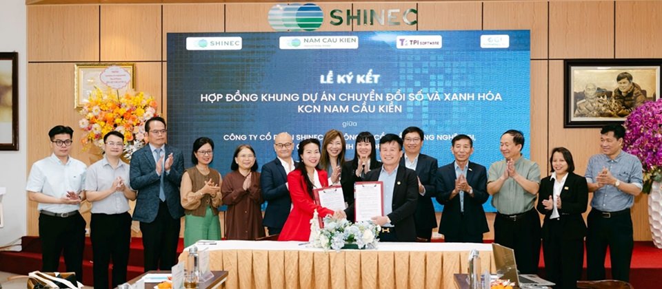 前排中間為 GGI Technology 執行長 Ms. Nguyen Thuy Anh(左)與 Shinec 董事長 Mr. Pham Hong Diep(右)持合約握手合影。昕力資訊副總經理簡怡雯、越南昕力資訊總經理 Mr. Do Vuong Phong、ESG 專家 Dr. Nguyen Kim Anh,以及 Shinec 高層出席當日簽約儀式。