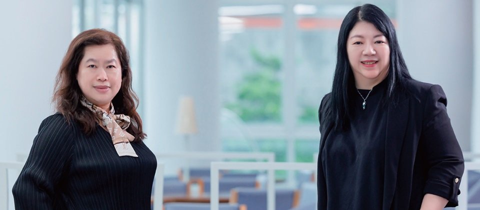 (左)龍華科技大學副教授兼資圖長陳佳莉博士、(右)龍華科技大學副校長柯淑芬博士