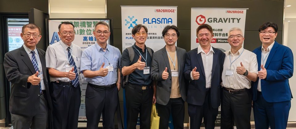 (左1)全球網際空間管理暨產業發展協會理事長 林宜隆教授、(左2)台灣數位鑑識發展協會理事長 楊鴻正董事長、(左3)台北市捷運局技術發展處處長 古永昌、(左4)數發部數位服務組副組長 李楷元、(右4)國立政治大學資訊管理學系教授兼 CINTES 研究中心主任 洪為璽、(右3)寬橋有限公司總經理 廖志宇、(右2) 全球網際空間管理暨產業發展協會 秘書長 吳宗禮、(右1)元盾資安股份有限公司執行長 趙永弘