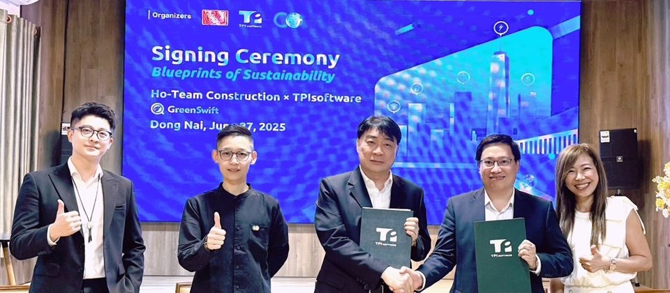 和鼎隆董事長簡智明(左)與越南昕力資訊總經理 Mr. Do Vuong Phong(右)持合約握手合影。越南台商碳中和科技聯盟協會監事長呂晉宇、和鼎隆副總經理簡子沄、昕力資訊副總經理簡怡雯一同出席見證簽約儀式。