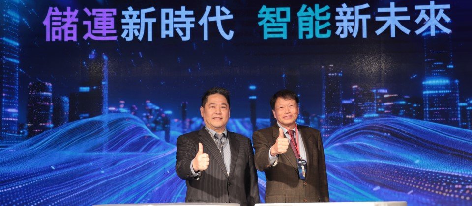 鼎新電腦流通解決方案事業處 李義訓副總裁與和泰豐田物料運搬黃志誠董事長,以一站式服務打造倉儲物流服務新里程碑