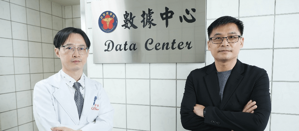 三軍總醫院醫學資訊室主任陳韋良(左)與醫療副主任暨數據長許家榮