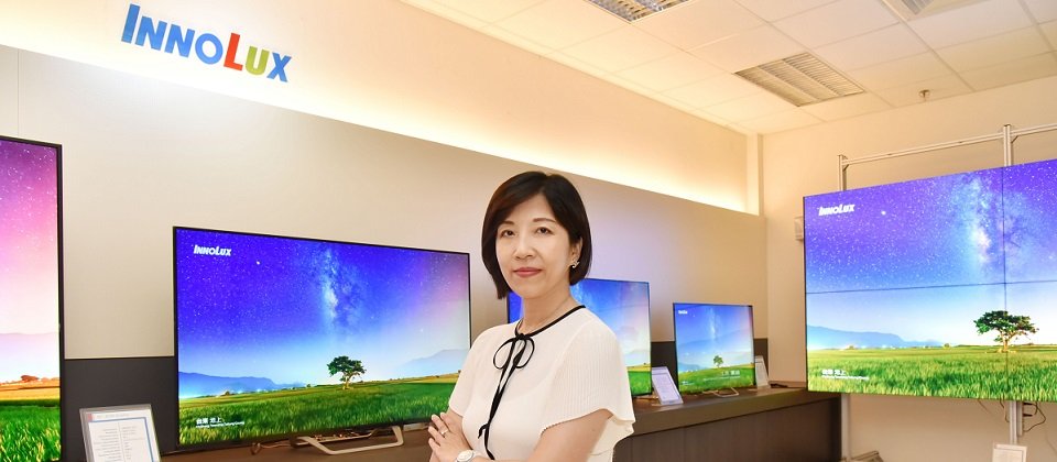 在資訊部門、協力廠商等通力合作,我們順利把 ETL 程式、資料庫、數十 TB 資料,以及應用程式與後台的應用服務對接等,在預定的專案時限之內,轉移到新的 EDW 倉儲系統上。此專案能順利成功,背後也得歸功 Dell Technologies扮演強而有力的 IT 合作夥伴,全力給予各種技術支援。 群創光電平台暨技術發展處處長 陳欣如