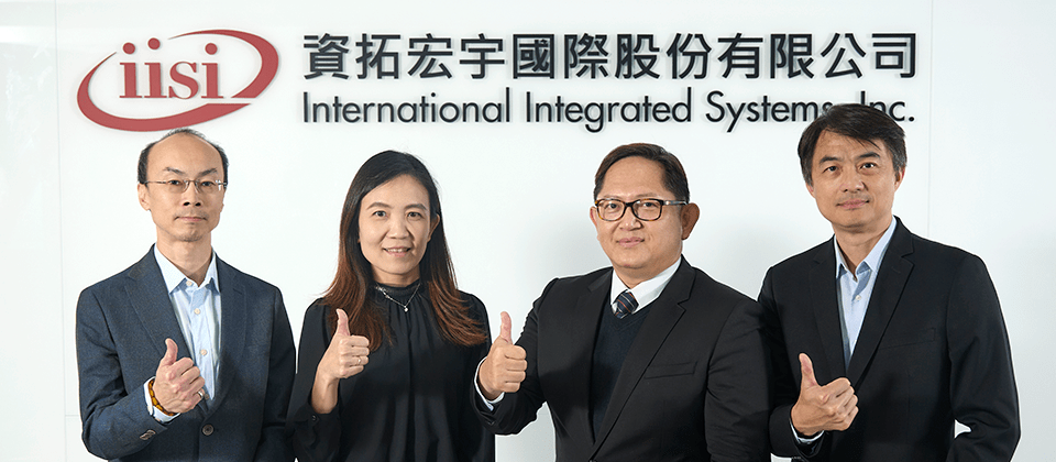 資拓宏宇雲網應用事業部曾慶龍副總(中右)與團隊夥伴合影