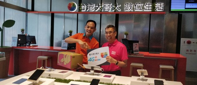 台哥大總經理林之晨(左)與momo董事長林啟峰(右)一同宣布,實現虛實整合服務,台哥大近800個通路成momo網購取貨據點,及momo購物網提供台哥大門號申辦服務。