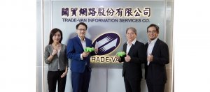 關貿網路雲科技事業群協理兼副技術長彭威陽(右二)、關貿網路軟體工程部副理吳承峰(左二)及SUSE台灣區同仁