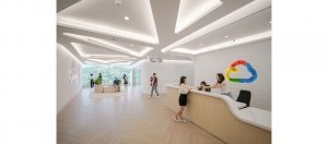 Google 在台灣揭幕全新辦公室,打造總部外最大 AI 基礎建設硬體研發中心,圖為辦公室接待空間。