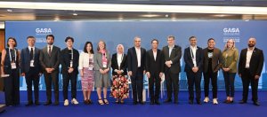 參與貴賓合照,包含 Gogolook 共同創辦人暨執行長郭建甫(左四)、新加坡數位發展及新聞部高級政務部長陳杰豪(右六),以及GASA 董事總經理 Jorij Abraham(右五)